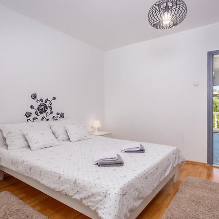 Beautiful Apartment In Malinska With Kitchen 외부 사진