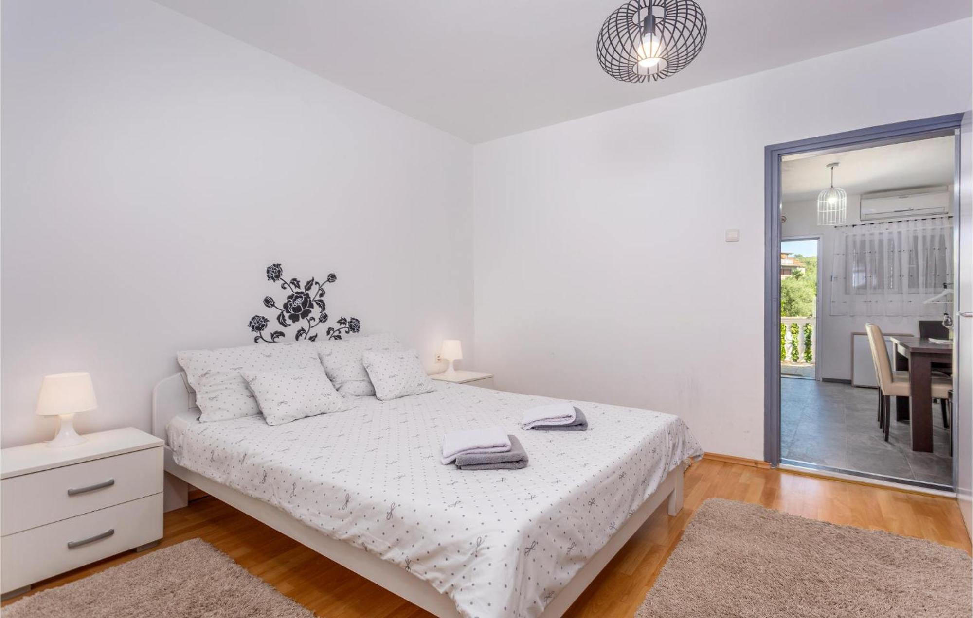 Beautiful Apartment In Malinska With Kitchen 외부 사진